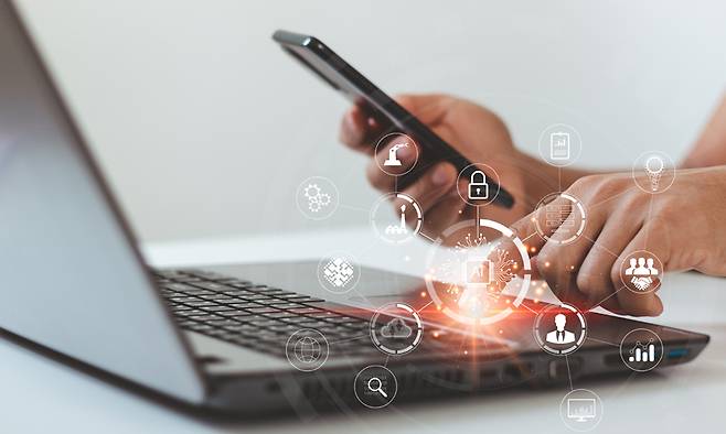 정부 민원 처리에 도입된 인공지능(AI) 챗봇 이용 건수가 2년 만에 31%가량 줄어든 것으로 26일 확인됐다. 게티이미지뱅크