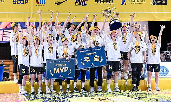 청주 KB스타즈 선수들이 26일 용인에서 열린 2025~2026 여자프로농구 챔피언결정전 3차전에서 용인 삼성생명을 꺾고 정상에 오른 뒤, 우승 트로피를 들어 올리며 환호하고 있다. WKBL 제공