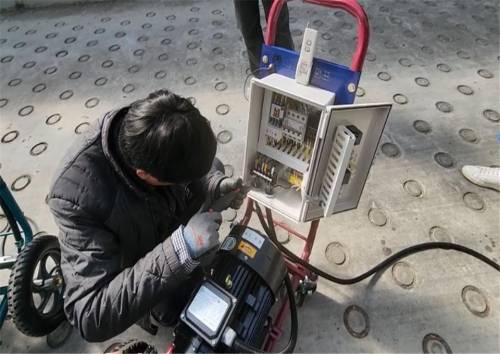 서울 광진구 관계자가 지난달 구의문 빗물저류조에서 초경량 모터 배수펌프 다단 시스템 모의 훈련을 하고 있다.  광진구 제공