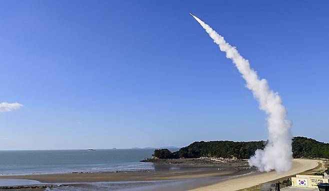 아랍에미리트(UAE)가 이란의 공격을 막기 위해 도입한 천궁Ⅱ지대공 유도탄이 가상의 표적을 향해 발사되고 있다. 합동참모본부