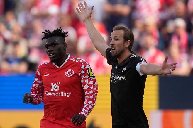 바이에른 뮌헨 해리 케인이 26일(한국시간) 메바 아레나에서 끝난 마인츠와 원정경기 도중 심판에게 항의하고 있다. 마인츠｜AP뉴시스