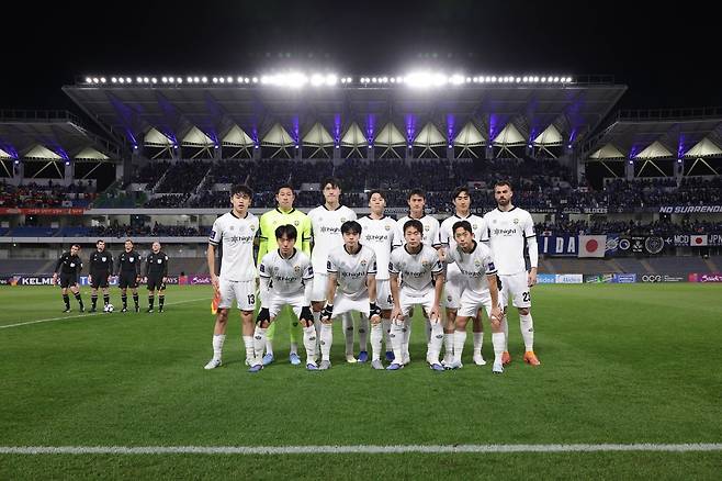 강원FC 선수들이 지난달 10일 마치다 젤비아와 2025~2026시즌 ACLE 16강 원정 2차전을 앞두고 결의를 다지고 있다. 사진제공｜한국프로축구연맹