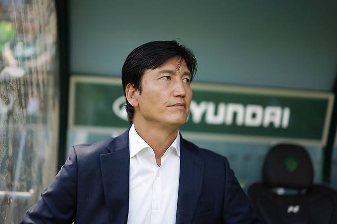 정정용 전북 감독이 26일 포항과 K리그1 홈경기에서 그라운드를 응시하고 있다. 사진제공｜한국프로축구연맹