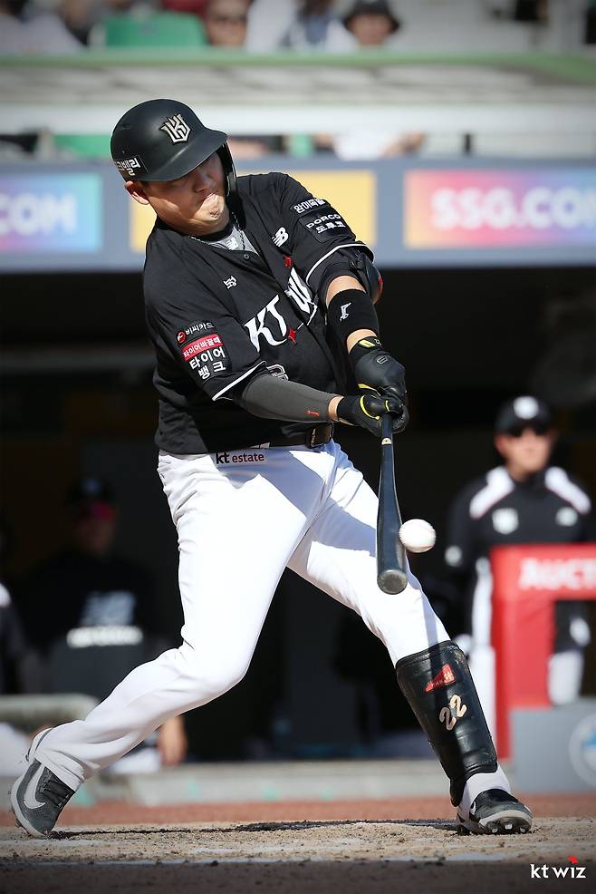 KT 장성우가 26일 인천 SSG전서 7회초 시즌 7호포를 터트리고 있다. 사진제공｜KT 위즈