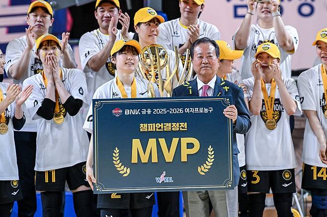 KB스타즈 허예은(앞줄 왼쪽에서 2번째)이 26일 용인체육관에서 열린 삼성생명과 챔피언 결정전 3차전 승리 후 MVP에 선정된 뒤 기념촬영을 하고 있다. 사진제공｜WKBL