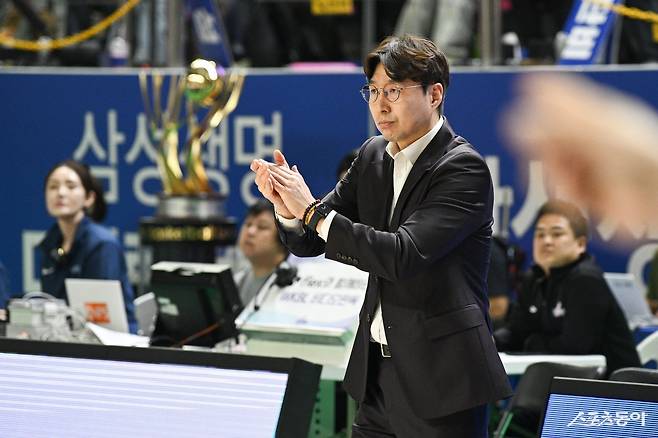 김완수 KB스타즈 감독이 26일 용인체육관서 열린 삼성생명과 챔피언 결정전 3차전서 선수들을 격려하고 있다. 사진제공｜WKBL