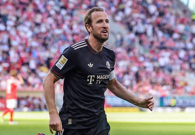 해리 케인이 25일, FSV 마인츠 05와 FC 바이에른 뮌헨의 분데스리가 축구 경기에서 3-4 골을 넣은 후 기뻐하고 있다. 로이터연합뉴스