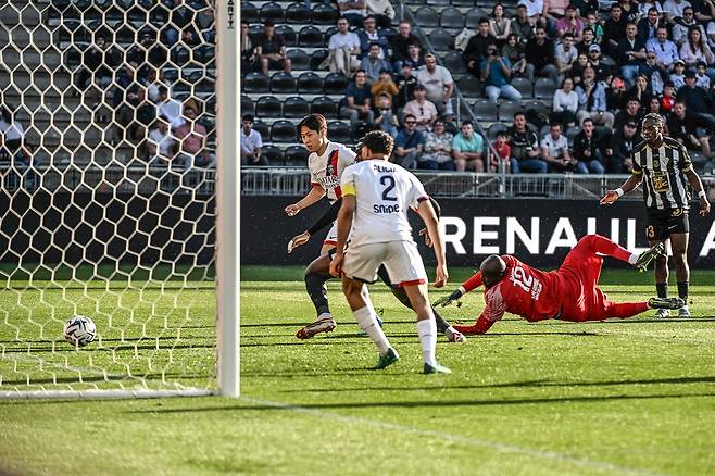 열린 SCO 앙제와 파리 생제르맹(PSG)의 프랑스 리그 1 축구 경기에서 파리 생제르맹의 한국인 미드필더 이강인(등번호 19번)이 선제골을 넣고 있다. AFP연합뉴스