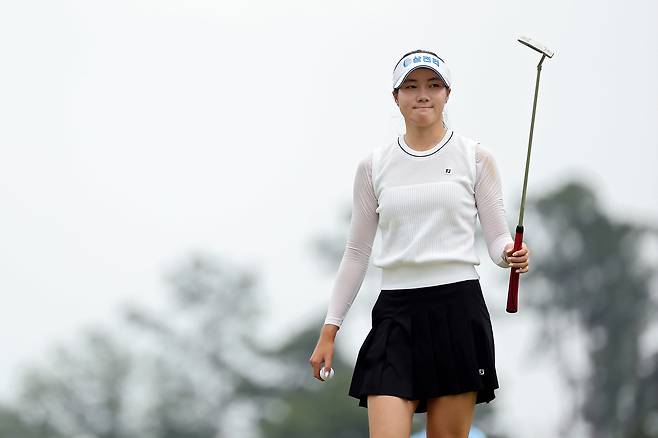 양윤서가 26일 미국 텍사스주 휴스턴의 메모리얼 파크 골프코스에서 열린 LPGA투어 셰브론 챔피언십 3라운드 도중 4번 홀에서 버디를 잡은 뒤 퍼터 헤드를 들어올리고 있다. 게티이미지코리아