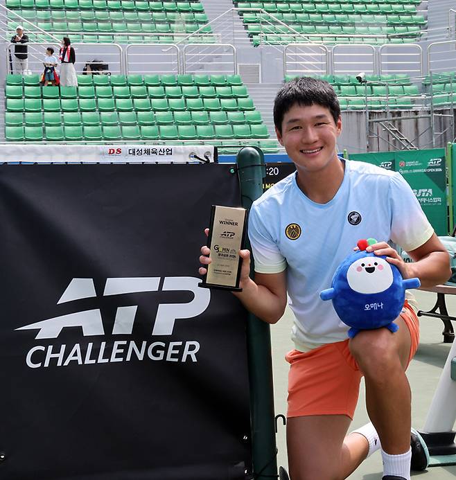 권순우가 26일 광주 진월국제테니스장에서 열린 남자프로테니스(ATP) 광주오픈 챌린저에서 우승한 뒤 기념촬영을 하고 있다. 광주오픈 대회조직위원회 제공