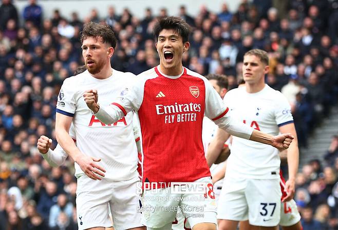 ▲ 그럼에도 도미야스 다케히로(가운데)는 긍정적인 태도를 잃지 않으려 노력했다. 주변의 작은 도움에도 감사함을 느낀다고 털어놨다.&nbsp;아울러 "(재활 기간) 부모님께서 주신 가장 중요한 교훈은 좋은 축구 선수가 되고 싶다면 무엇보다 먼저 좋은 사람이 되어야 한다는 것”이라고 귀띔했다.