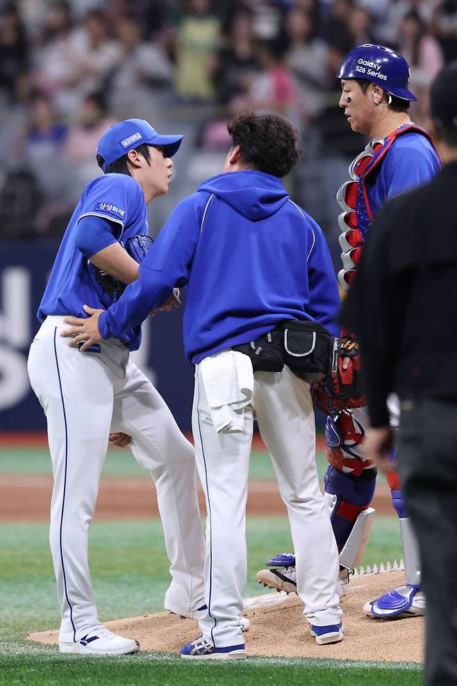 원태인(왼쪽)이 왼쪽 허벅지를 확인하고 있다. /사진=삼성 라이온즈