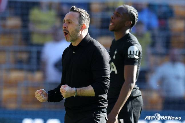 포효하는 로베르토 데 제르비 토트넘 감독(왼쪽). /AFPBBNews=뉴스1