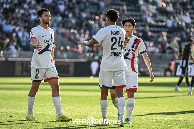 파리 생제르맹(PSG) 이강인이 26일(한국시간) 프랑스 앙제의 스타드 레몽 코파에서 열린 앙제와의 2025-2026 프랑스 리그1 31라운드 원정 경기에서 세니 마율루의 골을 축하해주고 있다. /AFPBBNews=뉴스1