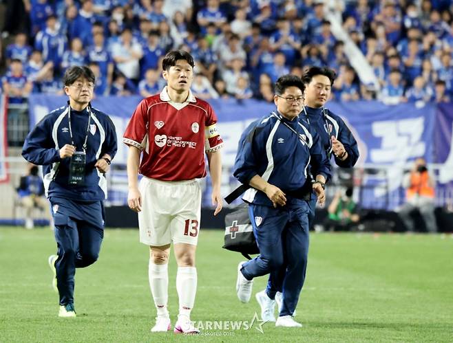 OGFC  박지성이 19일 수원 월드컵경기장에서 열리는OGFC와 수원삼성의 레전드 매치 후반 교체투입되자 마자 사이드돌파로 찬스를 만들고 있다. /사진=강영조 선임기자