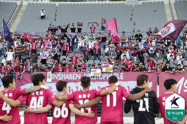 26일 김해FC전 승리로 창단 첫 승을 신고한 뒤 기뻐하고 있는 용인FC 선수들과 팬들. /사진=한국프로축구연맹 제공