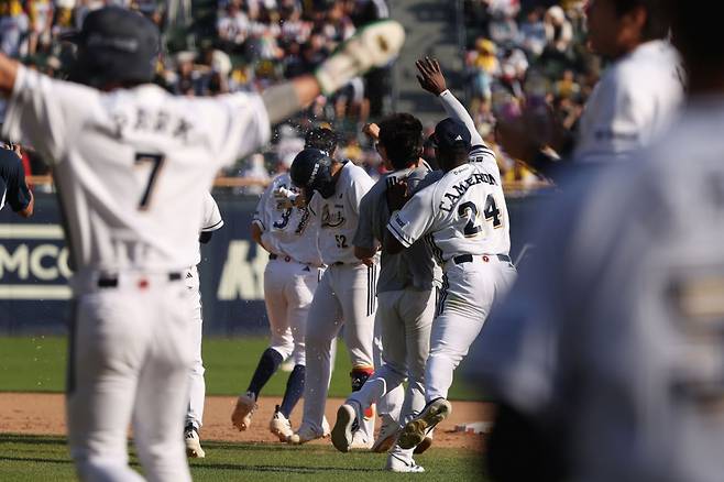 26일 잠실 LG-두산전. 끝내기 승리 후 기뻐하는 두산 선수단의 모습. /사진=두산 베어스 제공