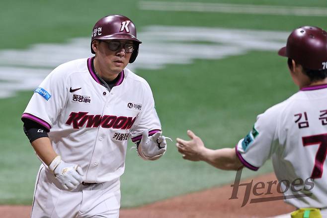 키움 히어로즈 베테랑 내야수 안치홍이 25일 서울 고척스카이돔에서 열린 2026 신한 SOL KBO리그 삼성 라이온즈와의 팀 간 2차전에서 홈런 포함 3안타를 기록, 팀 승리를 이끌었다. 사진 키움 히어로즈