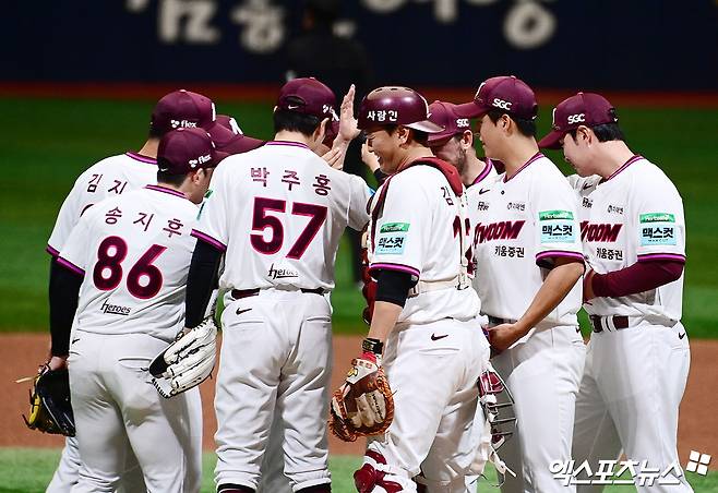 26일 오후 서울 구로구 고척스카이돔에서 열리는 '2026 신한 SOL Bank KBO 리그' 삼성 라이온즈와 키움 히어로즈의 경기에 앞서 키움 박병호의 은퇴식이 진행됐다. 박병호가 마운드에서 선수들과 파이팅을 다지고 있다. 고척, 박지영 기자