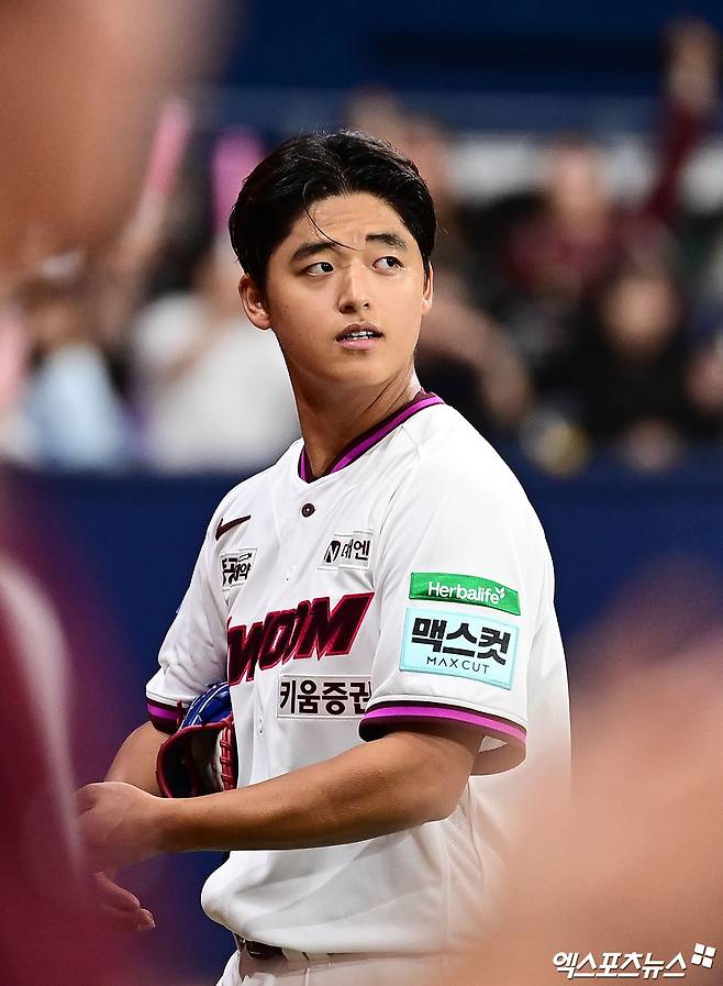 26일 오후 서울 구로구 고척스카이돔에서 열린 '2026 신한 SOL Bank KBO 리그' 삼성 라이온즈와 키움 히어로즈의 경기, 5회초 2사 1,2루 키움 선발투수 박준현이 삼성 최형우를 내야 땅볼로 돌려세우며 이닝을 종료시킨 뒤 더그아웃으로 향하고 있다. 고척, 박지영 기자