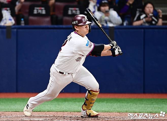 26일 오후 서울 구로구 고척스카이돔에서 열린 '2026 신한 SOL Bank KBO 리그' 삼성 라이온즈와 키움 히어로즈의 경기, 8회말 1사 2루 키움 김건희가 적시타를 때려내고 있다. 고척, 박지영 기자