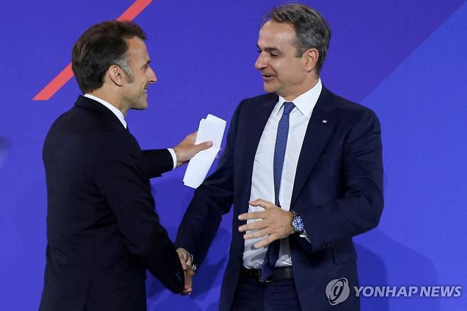 에마뉘엘 마크롱 프랑스 대통령과 키리아코스 미초타키스 그리스 총리 [로이터 연합뉴스 자료사진. 재배포 및 DB 금지]