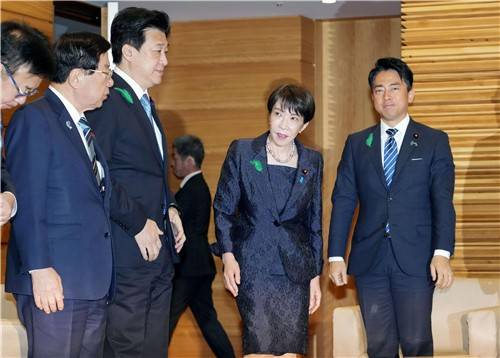 다카이치 사나에 일본 총리 [(도쿄 교도=연합뉴스) 다카이치 사나에 일본 총리가 지난 21일 무기 수출 허용 방침이 결정된 각의(국무회의)에 참석하고 있다. 2026.4.25 csm@yna.co.kr]