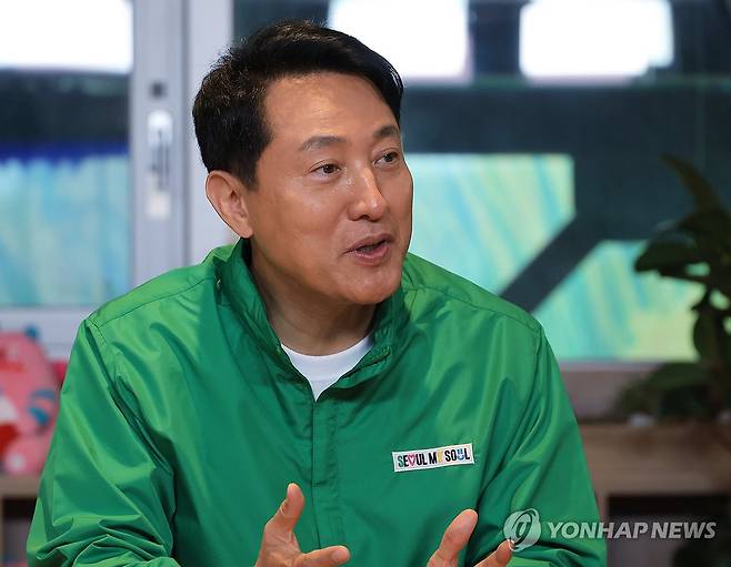 인터뷰하는 오세훈 서울시장 (서울=연합뉴스) 최재구 기자 = 오세훈 서울시장이 지난 22일 서울시청 집무실에서 연합뉴스와 인터뷰하고 있다. 2026.4.26 jjaeck9@yna.co.kr