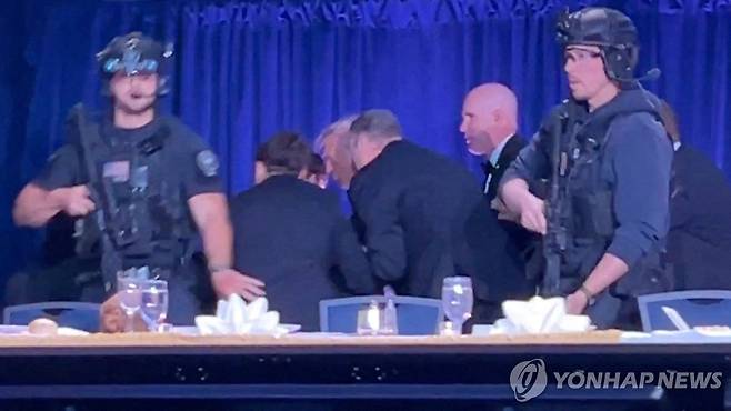 만찬장을 빠져나가는 도널드 트럼프 미국 대통령 [로이터=연합뉴스. 재판매 및 DB 금지]