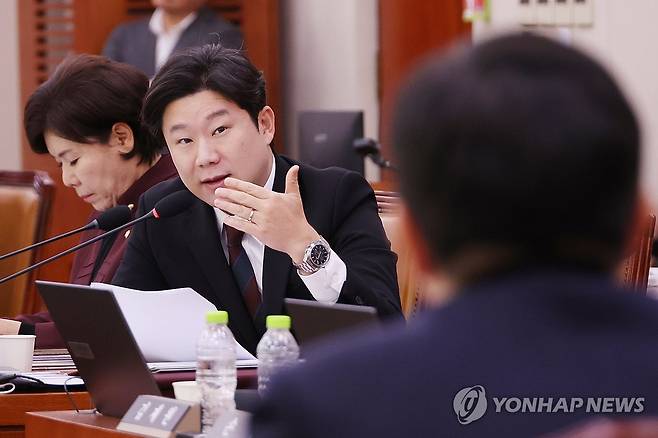 경기용 실탄 불법유통 추궁하는 진종오 의원 (서울=연합뉴스) 김주성 기자 = 국민의힘 진종오 의원이 27일 서울 여의도 국회에서 열린 문화체육관광위원회의 대한체육회 등에 대한 국정감사에서 경기용 실탄 불법유통과 관련해 유승민 대한체육회장에게 질의하고 있다. 2025.10.27 utzza@yna.co.kr