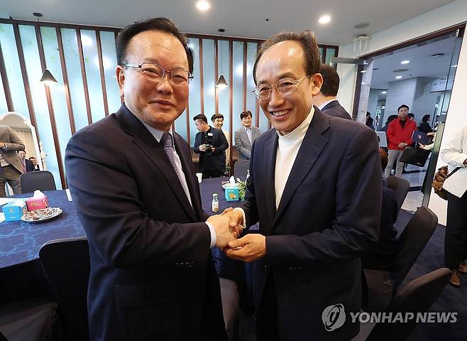 인사하는 김부겸·추경호 (대구=연합뉴스) 김현태 기자 = 장애인의 날인 20일 오후 대구 북구 엑스코에서 열린 46회 장애인의날 대구시 기념식에서 김부겸 더불어민주당 대구시장 예비후보(왼쪽)와 추경호 국민의힘 예비경선 후보가 인사를 나누고 있다. 2026.4.20 mtkht@yna.co.kr