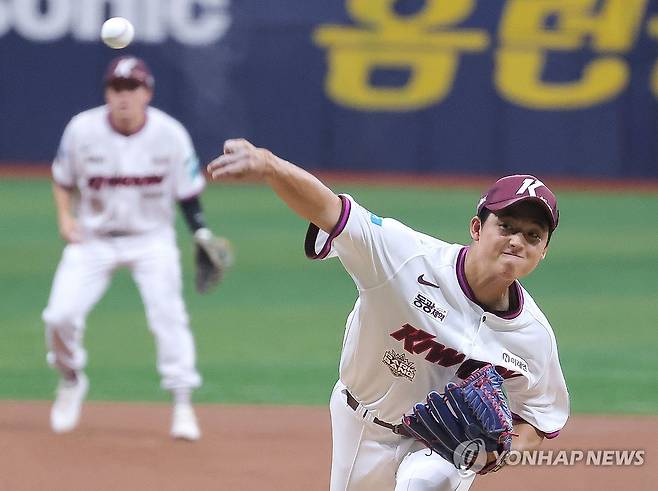 선발 데뷔전 갖는 박준현 (서울=연합뉴스) 류영석 기자 = 26일 서울 고척스카이돔에서 열린 KBO 프로야구 삼성 라이온즈와 키움 히어로즈의 경기.
    1회초 키움 선발 투수 박준현이 역투하고 있다. 2026.4.26 ondol@yna.co.kr