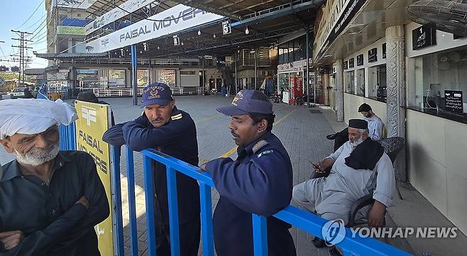 여전히 버스 멈춘 파이자바드 고속버스 터미널 (라왈핀디[파키스탄]=연합뉴스) 손현규 특파원 = 미국과 이란의 2차 종전 회담 개최 시점이 불투명한 가운데 26일(현지시간) 오전 중재국 파키스탄 펀자브주 라왈핀디에 있는 파이자바드 고속버스 터미널에서 버스 운행이 재개되지 않아 직원과 보안요원들이 쉬고 있다. 2026.4.26 son@yna.co.kr