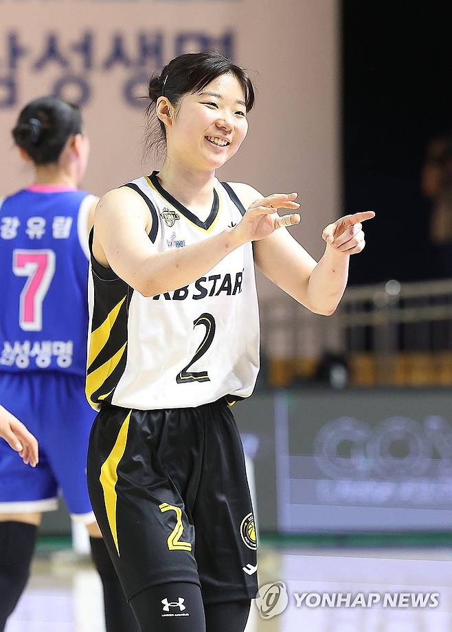 기뻐하는 허예은 (용인=연합뉴스) 홍기원 기자 = 26일 경기도 용인실내체육관에서 열린 여자프로농구 챔피언결정전 3차전 삼성생명 블루밍스와 KB스타즈의 경기. 3점 슛을 성공시킨 KB 허예은이 작전타임 때 벤치로 들어가며 기뻐하고 있다. 2026.4.26 xanadu@yna.co.kr