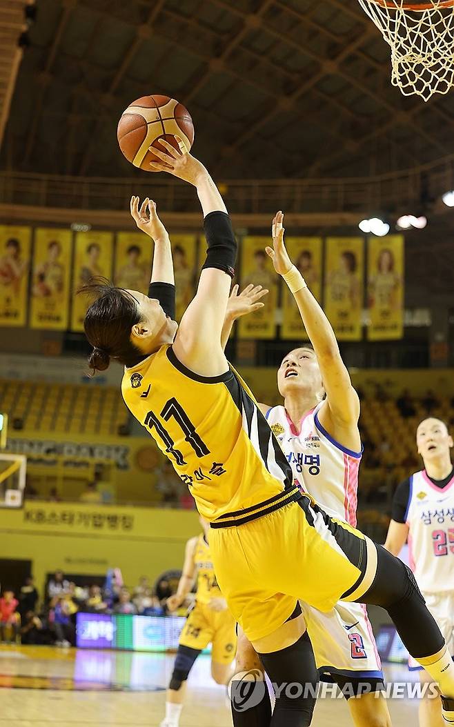 강이슬 슛 (청주=연합뉴스) 이성민 기자 = 24일 청주체육관에서 열린 BNK금융 2025-2026 여자프로농구 KB스타즈와 삼성생명 블루밍스의 챔피언결정전 2차전. KB스타즈 강이슬이 슛을하고 있다. 2026.4.24 chase_arete@yna.co.kr