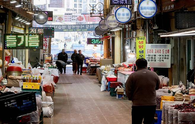 ▲&nbsp;수원 한 전통시장에서도 체감 경기는 냉랭했다. 점심 시간이 지났지만 손님은 많지 않았고, 채소를 고르던 일부 시민은 장바구니 속 물건을 다시 내려놓기도 했다. /전광현 기자 maggie@incheonilbo.com