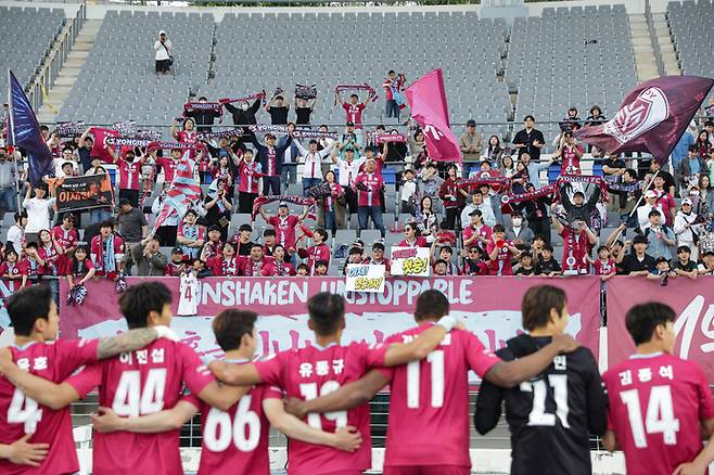 26일 용인 미르스타디움서 열린 하나은행 K리그2 2026 9라운드 경기서 프로무대 데뷔후 처음으로 승리한 선수들이 서포터스석 앞에서 세리머니를 하고 있다.