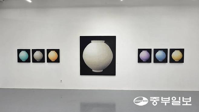 박선주 작가의 'Layered Moon' 시리즈. 실크에 바틱(왁스를 사용한 날염) 기법을 적용한 작품이다. 임창희기자