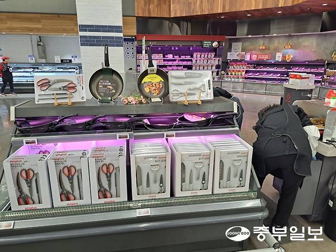 홈플러스 구월점 육류 냉장고가 프라이팬과 주방용품으로 채워져 있다. 홈플러스는 상품 공급이 줄어들자 빈 매대를 채우기 위해 자체브랜드(PB) 상품이나 부피가 큰 주방용품을 진열하고 있다. 심형식 기자