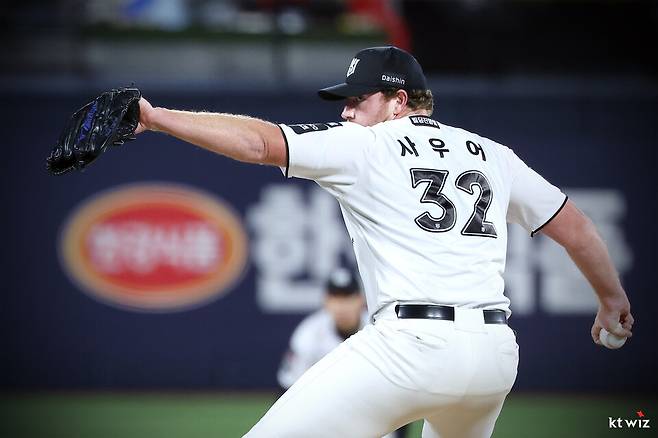 프로야구 kt위즈의 외국인 투수 맷 사우어가 기아 타이거즈와의 경기에서 선발 등판해 투구를 하고 있다.