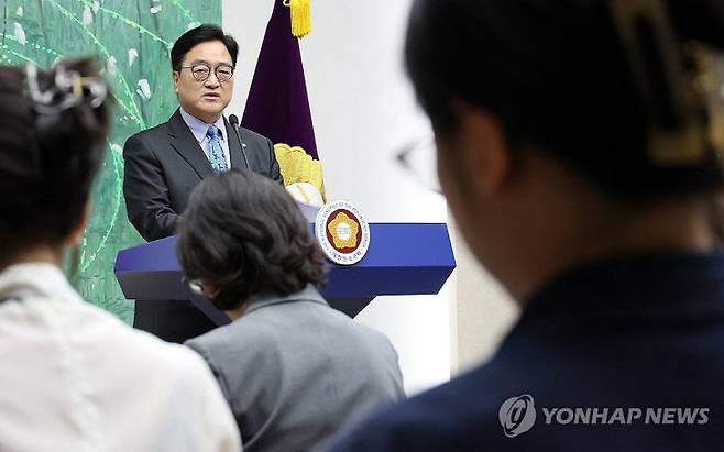 우원식 국회의장이 27일 국회 접견실에서 기자회견을 열고 다음 달 7일 국회 본회의 상정을 앞둔 헌법 개정안에 관해 설명하고 있다.