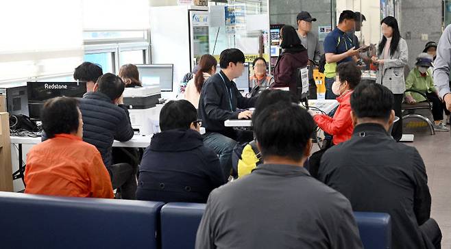 고유가 피해지원금 1차 신청 첫 날인 27일 대전 중구 산성동 행정복지센터에서 시민들이 신청 순서를 기다리고 있다. (사진=이성희 기자)