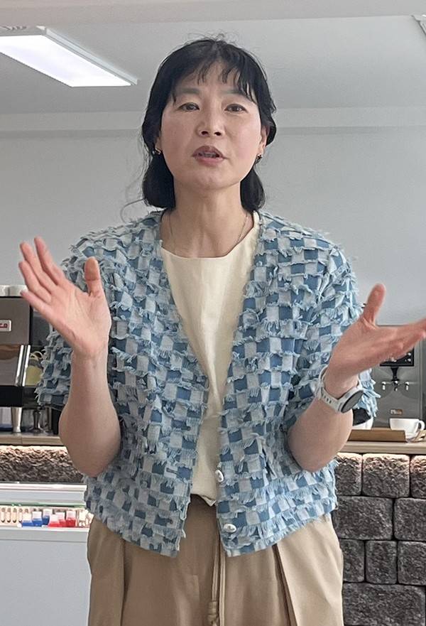 화가로 활동하며 남평 507 운영을 이끌어오고 있는 정명숙 대표.