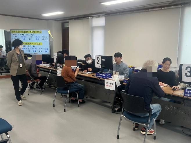 정부의 고유가 피해지원금 1차 신청·지급이 시작된 27일 오전 광주 북구 두암3동주민센터에서 시민들이 피해지원금 지급을 신청하고 있다. /박건우 기자