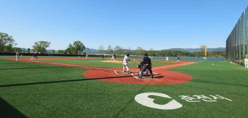 ◇제17회 춘천소양강배 생활체육 전국야구대회 가 지난 27~28일 개막 첫 주말경기를 가졌다. 사진은 고구마섬1구장에서 열린 전국부16강전 쇼타임즈vs 청춘야구단A의 경기에서 쇼타임즈 염영선 선수가 적시타를 만들어내는 모습. 이무헌기자