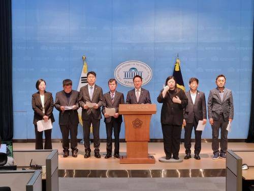 ◇더불어민주당 허영(춘천갑) 국회의원이 4·27판문점 선언 8주년을 맞은 27일 국회에서 민주당 김세훈(화천)·김철(양구)·한금석(철원)·함명준(고성) 군수 후보, 김경성 남북체육교류협회 이사장, 김슬기 법무법인 대환 변호사 등이 참석한 가운데 기자회견을 열고 스포츠로 한반도 평화를 다시 열자고 강조했다.