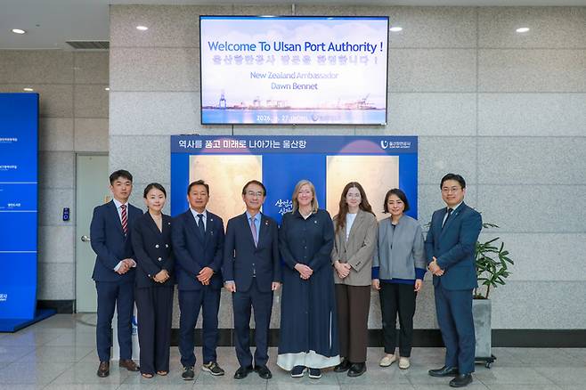 던 베넷(Dawn Bennet) 주한 뉴질랜드 대사 일행이 27일 울산항을 방문해 항만 운영 현황을 살펴보고 글로벌 공급망 위기 대응을 위한 정보 교류와 협력 방안을 논의했다.