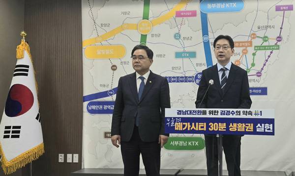 김경수(오른쪽) 더불어민주당 경남도지사 후보가 27일 경남도의회 프레스룸에서 공약 발표 기자회견을 하고 있다. / 김명일 기자