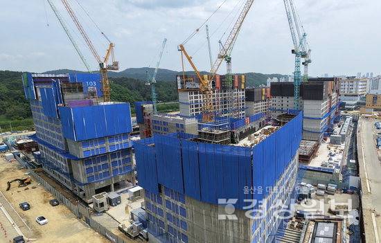 ▲ 중동 전쟁의 여파로 인해 아파트 등 민간 건설현장에 원자재 공급 차질이 우려되고 있다. 김동수기자 dskim@ksilbo.co.kr