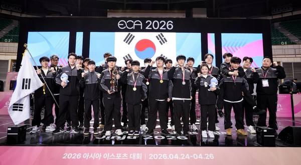 24~26일 진주에서 열린 2026 아시아 이스포츠 대회에서 종합 우승한 한국 대표팀이 기념 사진을 찍고 있다. /경남도